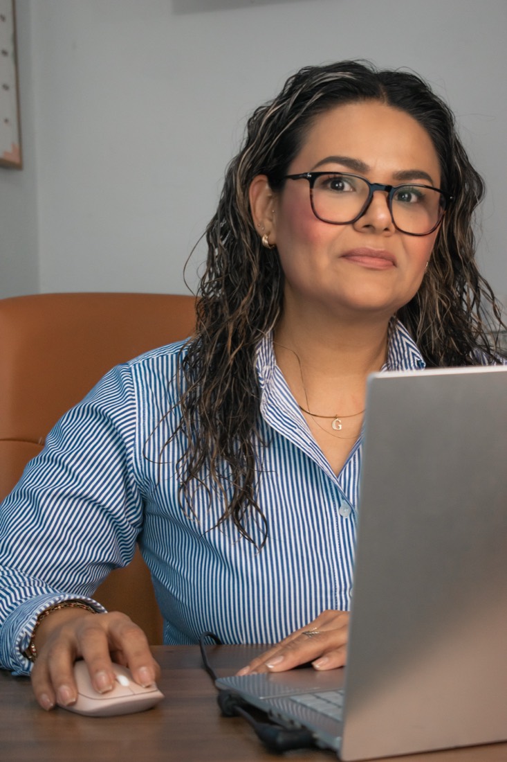 Integrante del equipo Nomik atendiendo en oficina