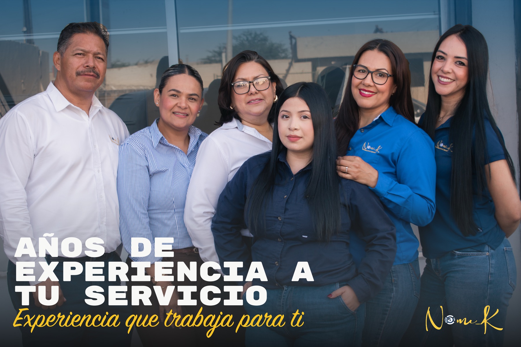 Equipo de asesores de Nomik afuera de una de sus oficinas. Años de experiencia a tu servicio: experiencia que trabaja para ti.